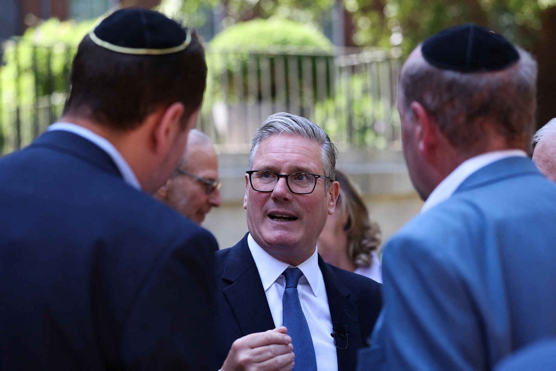 Britenest statsminister Keir Starmer arrangerte mandag 13. juli en mottakelse i Downing Street 10 med det jødiske samfunnet for å diskutere tiltak mot antisemittisme. I dag ble det også kjent at Starmer & co vil forby Den iranske Revolusjonsgarden. Foto: Suzanne Plunkett /Pool Photo via AP/ NTB Britenest statsminister Keir Starmer arrangerte mandag 13. juli en mottakelse i Downing Street 10 med det jødiske samfunnet for å diskutere tiltak mot antisemittisme. I dag ble det også kjent at Starmer & co vil forby Den iranske Revolusjonsgarden. Foto: Suzanne Plunkett /Pool Photo via AP/ NTB