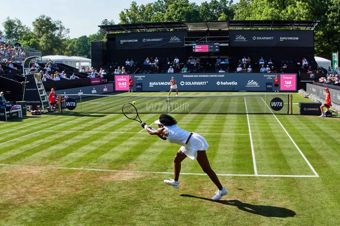 Venus Williams fra USA returnerer ballen til Irina Camelia Begu fra Romania under deres kamp i åttendedelsfinalen ved WTA-tennisturneringen Bad Homburg Open i Bad Homburg, Tyskland i juni. Foto: AP /Michael Probst/ NTB Venus Williams fra USA returnerer ballen til Irina Camelia Begu fra Romania under deres kamp i åttendedelsfinalen ved WTA-tennisturneringen Bad Homburg Open i Bad Homburg, Tyskland i juni. Foto: AP /Michael Probst/ NTB