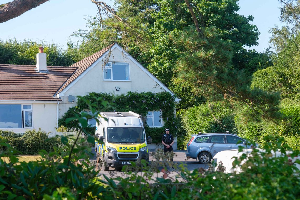 Politiet utenfor huset til Ann Widdecombe den 10. juli 2026. Foto: Matt Keeble / PA via AP / NTB. Politiet utenfor huset til Ann Widdecombe den 10. juli 2026. Foto: Matt Keeble / PA via AP / NTB.