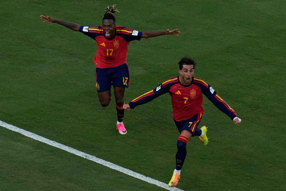 Ferran Torres og Nico Williams jubler etter at førstnevnte avgjorde VM-finalen med assist fra sistnevnte. Foto: Seth Wenig, AP / NTB Ferran Torres og Nico Williams jubler etter at førstnevnte avgjorde VM-finalen med assist fra sistnevnte. Foto: Seth Wenig, AP / NTB