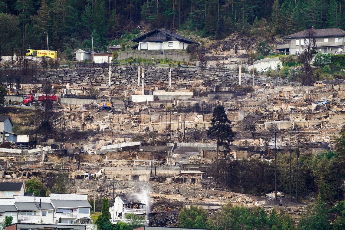 Drammen 20260719.
Storbrannen i Drammen søndag formiddag. Brannen startet fredag ettermiddag i et rekkehus ved Krokstadelva i Drammen.
Foto: Thomas Fure / NTB Drammen 20260719.
Storbrannen i Drammen søndag formiddag. Brannen startet fredag ettermiddag i et rekkehus ved Krokstadelva i Drammen.
Foto: Thomas Fure / NTB