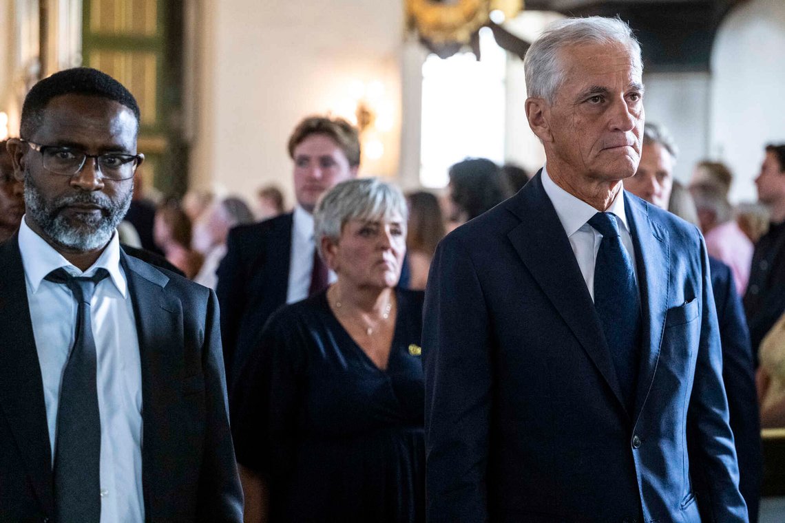 Oslo 20260722.
Anwar Nibras Juhar (t.v) og statminister Jonas Gahr Støre (Ap) under 22. juli markeringen i Oslo domkirke onsdag. I år er det 15 år siden terrorangrepet hvor 77 mennesker ble drept i 2011.
Foto: Annika Byrde / NTB Oslo 20260722.
Anwar Nibras Juhar (t.v) og statminister Jonas Gahr Støre (Ap) under 22. juli markeringen i Oslo domkirke onsdag. I år er det 15 år siden terrorangrepet hvor 77 mennesker ble drept i 2011.
Foto: Annika Byrde / NTB