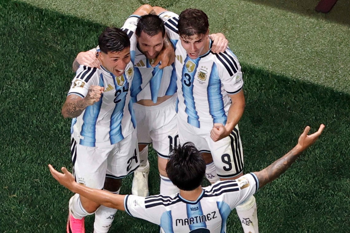 Fotballguden Lionel Messi feirer sammen med sine lagkamerater etter å ha scoret Argentinas andre mål under 8-delsfinalen i fotball-VM mellom Argentina og Egypt. Foto: AP /Butch Dill/ NTB Fotballguden Lionel Messi feirer sammen med sine lagkamerater etter å ha scoret Argentinas andre mål under 8-delsfinalen i fotball-VM mellom Argentina og Egypt. Foto: AP /Butch Dill/ NTB