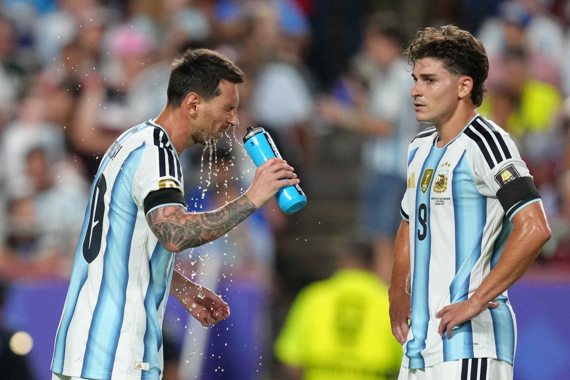 Argentinas Lionel Messi kjøler seg ned mens lagkameraten Julian Alvarez ser på under nattens kvartfinalen i VM mellom Argentina og Sveits i Kansas City, Missouri. Argentina vant 3-1 etter ekstraomganger. Foto: AP /Ed Zurga/ NTB Argentinas Lionel Messi kjøler seg ned mens lagkameraten Julian Alvarez ser på under nattens kvartfinalen i VM mellom Argentina og Sveits i Kansas City, Missouri. Argentina vant 3-1 etter ekstraomganger. Foto: AP /Ed Zurga/ NTB