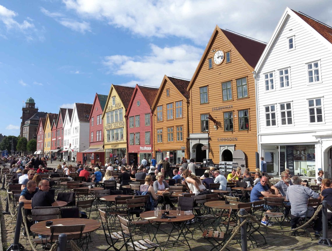 Bergen 20140627.
På Vestlandet skinner solen. Folk koser seg på uterestaurant på Bryggen i Bergen fredag ettermiddag, mens været er adskilling kaldere og våtere andre steder i landet.
Foto: Paul Kleiven / NTB Bergen 20140627.
På Vestlandet skinner solen. Folk koser seg på uterestaurant på Bryggen i Bergen fredag ettermiddag, mens været er adskilling kaldere og våtere andre steder i landet.
Foto: Paul Kleiven / NTB