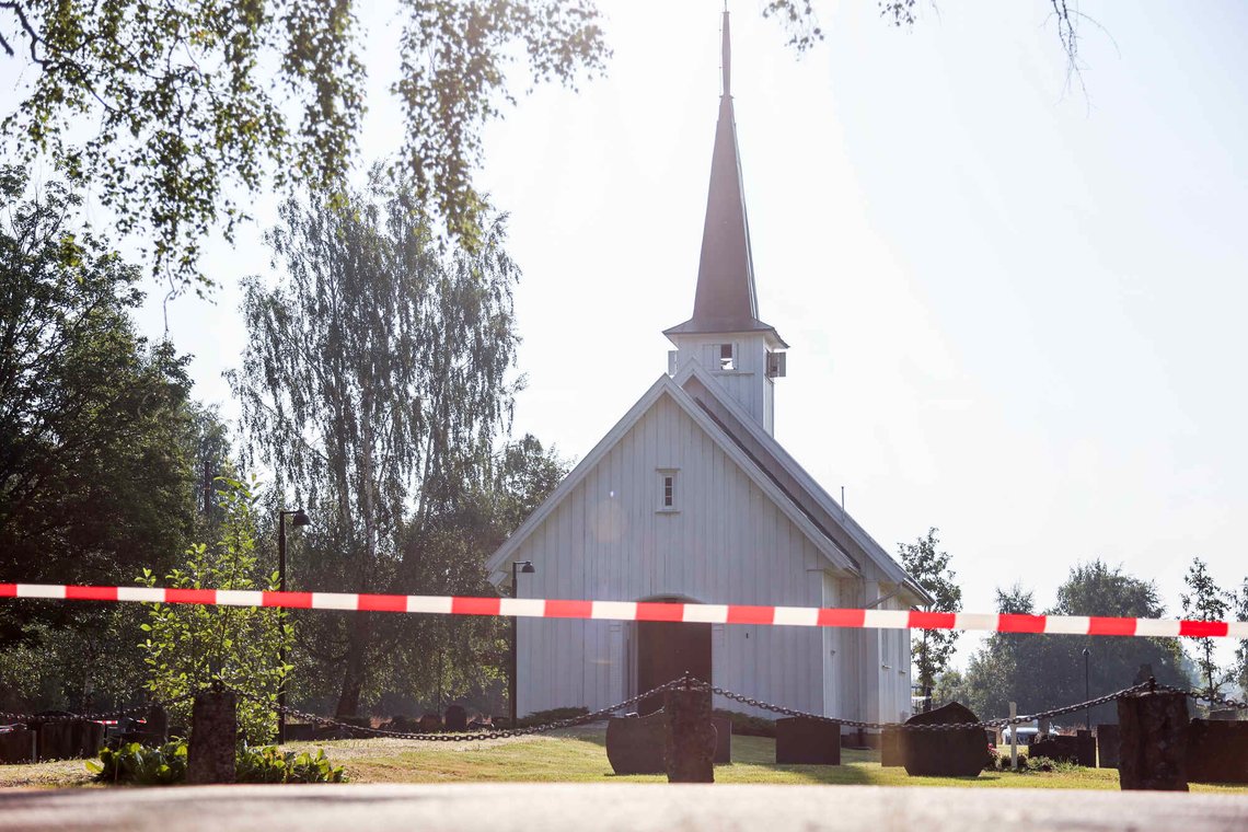 Politiet fikk ved 23-tiden onsdag melding om et nytt forsøk på å tenne på Stensgård kirke i Nannestad. Det er det tredje tilfellet på fire dager. Foto: Jan Langhaug / NTB. Politiet fikk ved 23-tiden onsdag melding om et nytt forsøk på å tenne på Stensgård kirke i Nannestad. Det er det tredje tilfellet på fire dager. Foto: Jan Langhaug / NTB.