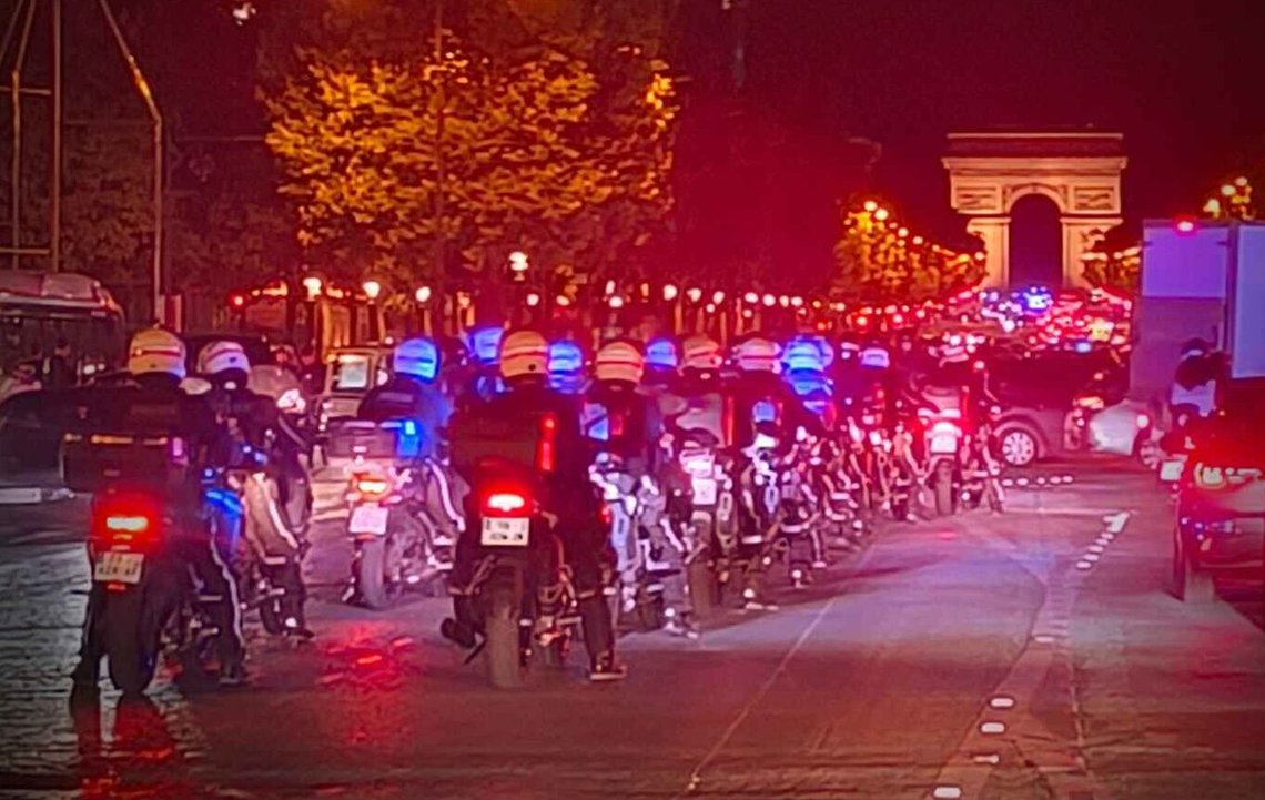 8.000 politi sørget for ro og orden i Paris. Landsdekkene var det mobilisert 20.000. Ingen billig fotballkamp. 8.000 politi sørget for ro og orden i Paris. Landsdekkene var det mobilisert 20.000. Ingen billig fotballkamp.