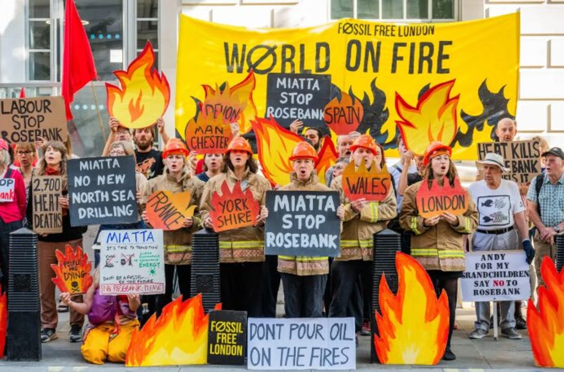 Klimahysteriet har klare religiøse undetoner, og massehysteriet fratar mennesker i alle lag av samfunnet evnen til å tenke logisk, rasjonelt og kritisk, og studere de faktiske resultatene på en objektiv måte. Her fra en demonstrasjon i London hvor demonstranter ønsker en verden uten olje og gass. Men etter 35 år med altoppslukende klimapolitikk og klimatiltak, er bruken av olje, gass og kull større enn noengang, fordi grønt skifte var aldri mulig i virkeligheten. Foto: Fossil Free London / Instagram. Klimahysteriet har klare religiøse undetoner, og massehysteriet fratar mennesker i alle lag av samfunnet evnen til å tenke logisk, rasjonelt og kritisk, og studere de faktiske resultatene på en objektiv måte. Her fra en demonstrasjon i London hvor demonstranter ønsker en verden uten olje og gass. Men etter 35 år med altoppslukende klimapolitikk og klimatiltak, er bruken av olje, gass og kull større enn noengang, fordi grønt skifte var aldri mulig i virkeligheten. Foto: Fossil Free London / Instagram.