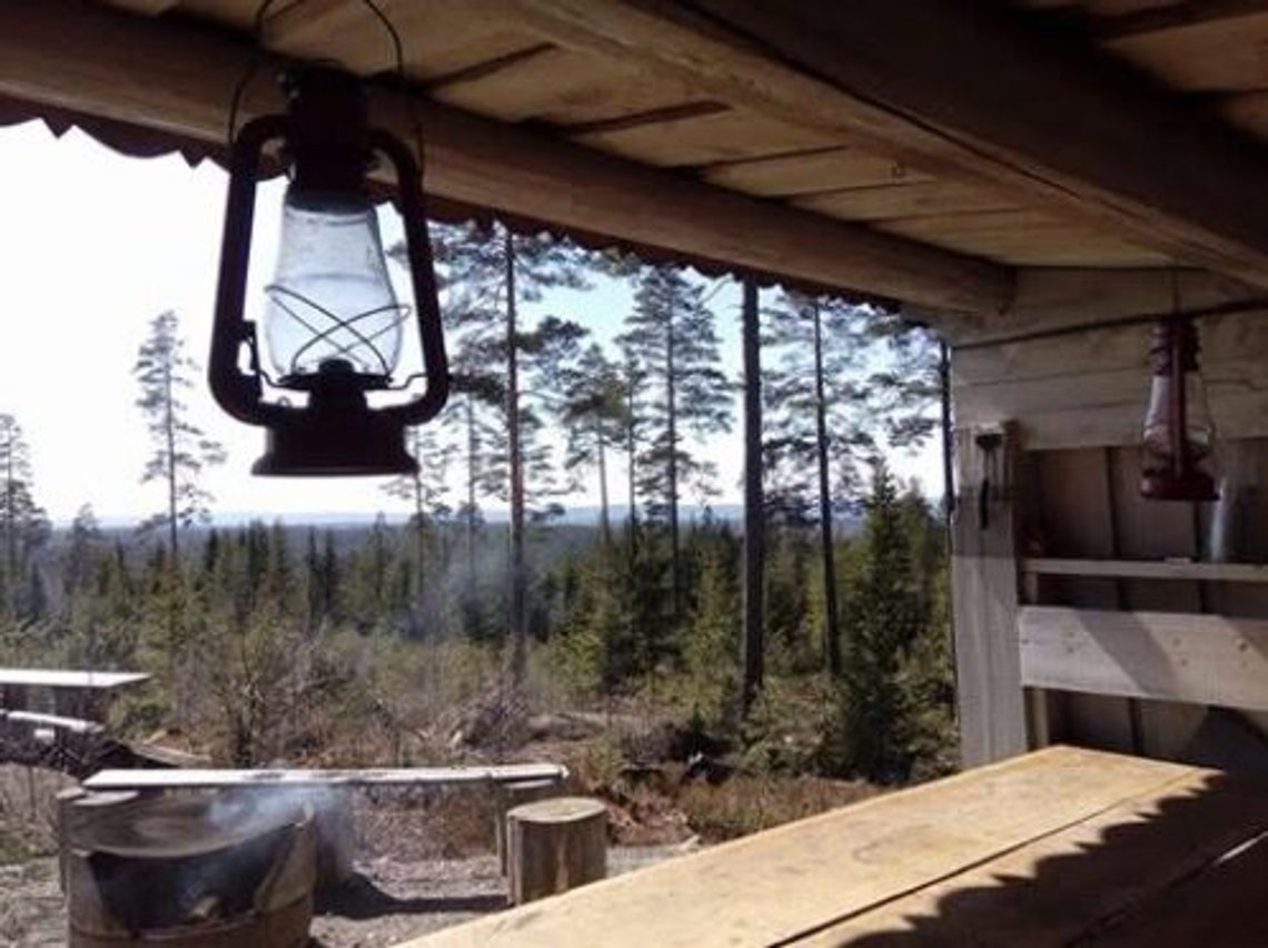 Utsikten gapahuk på Hovinfjellet i Ullensaker er et populært turmål. Nå er området til å tømme et stort lass av søppel. Foto: Ullensaker kommune/ Facebook Utsikten gapahuk på Hovinfjellet i Ullensaker er et populært turmål. Nå er området til å tømme et stort lass av søppel. Foto: Ullensaker kommune/ Facebook