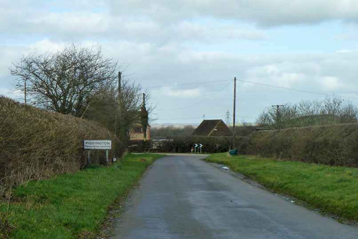 Thame Road, innfartsvei til Piddington. Foto: Robin Webster / CC BY-SA 2.0 Thame Road, innfartsvei til Piddington. Foto: Robin Webster / CC BY-SA 2.0