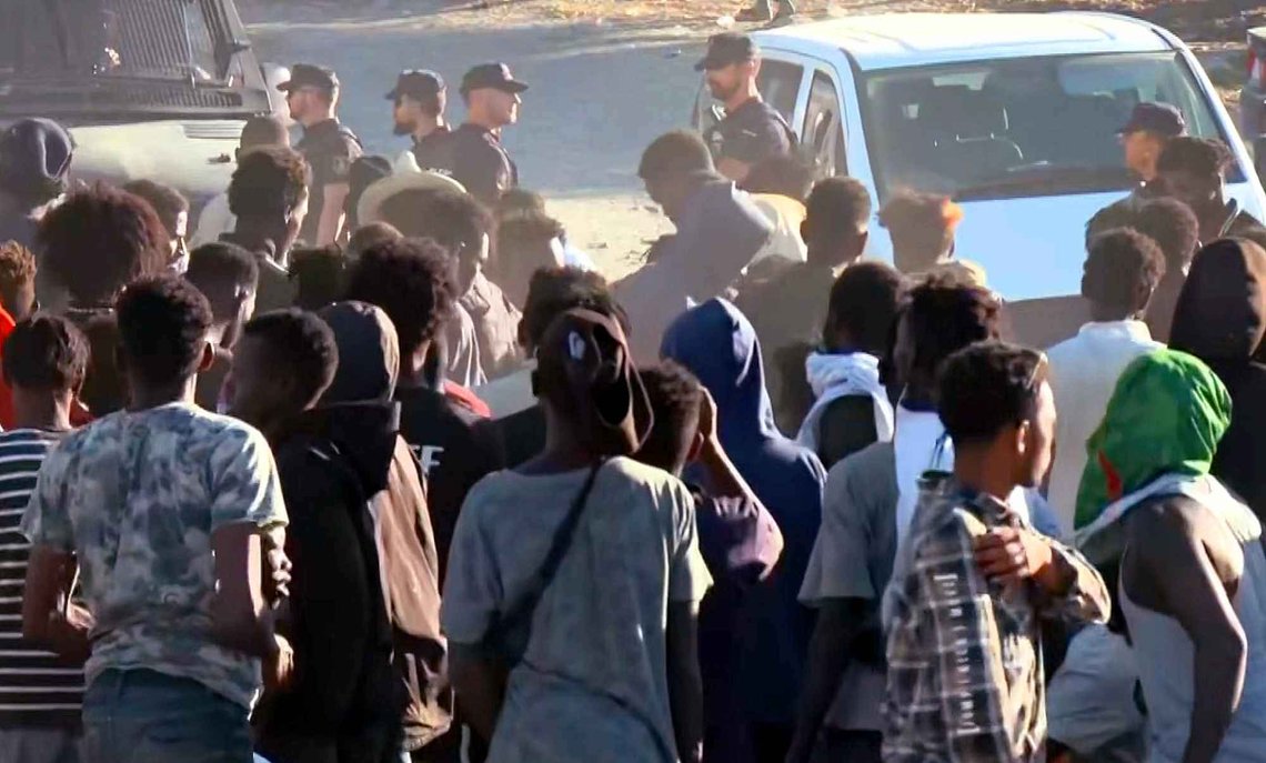 Flere spanske opposisjonspartier mener at flodbølgen av migranter fra Marokko er en sondering fra Mohamed VIs regime med tanke på et fremtidig forsøk på erobring av enklavene Ceuta og Melilla. Vox' Santiago Abascal kalte kaoset «en krigshandling tolerert av Sánchez». (Foto: Stillbilde fra video/El Español) Flere spanske opposisjonspartier mener at flodbølgen av migranter fra Marokko er en sondering fra Mohamed VIs regime med tanke på et fremtidig forsøk på erobring av enklavene Ceuta og Melilla. Vox' Santiago Abascal kalte kaoset «en krigshandling tolerert av Sánchez». (Foto: Stillbilde fra video/El Español)
