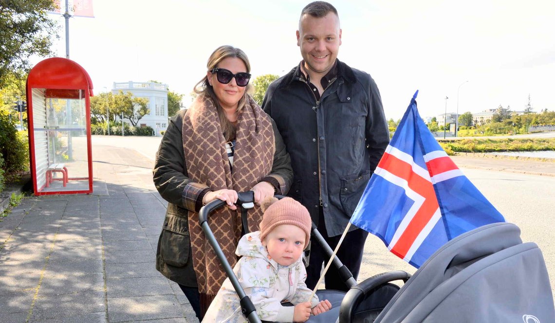 Reykjavik, 29. august 2026: – Island er et rikt land, vi burde greie å ta vare på oss selv. Og som et knøttlite land vil vi ikke få mye makt i EU, sier Nanna og Sverrir Hjaltested, som begge har sagt nei til at Island skal gjenoppta forhandlingene om EU-medlemskap. Foto: Bibiana Dahle Piene / NTB. Reykjavik, 29. august 2026: – Island er et rikt land, vi burde greie å ta vare på oss selv. Og som et knøttlite land vil vi ikke få mye makt i EU, sier Nanna og Sverrir Hjaltested, som begge har sagt nei til at Island skal gjenoppta forhandlingene om EU-medlemskap. Foto: Bibiana Dahle Piene / NTB.