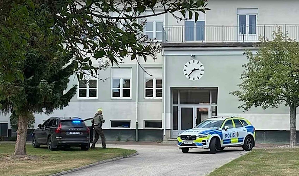 Det har vært et angrep ved Fagersta skole i Sverige. Gjerningsmannen brukte enten et sverd eller en machete. Stillbilde: SVT Det har vært et angrep ved Fagersta skole i Sverige. Gjerningsmannen brukte enten et sverd eller en machete. Stillbilde: SVT