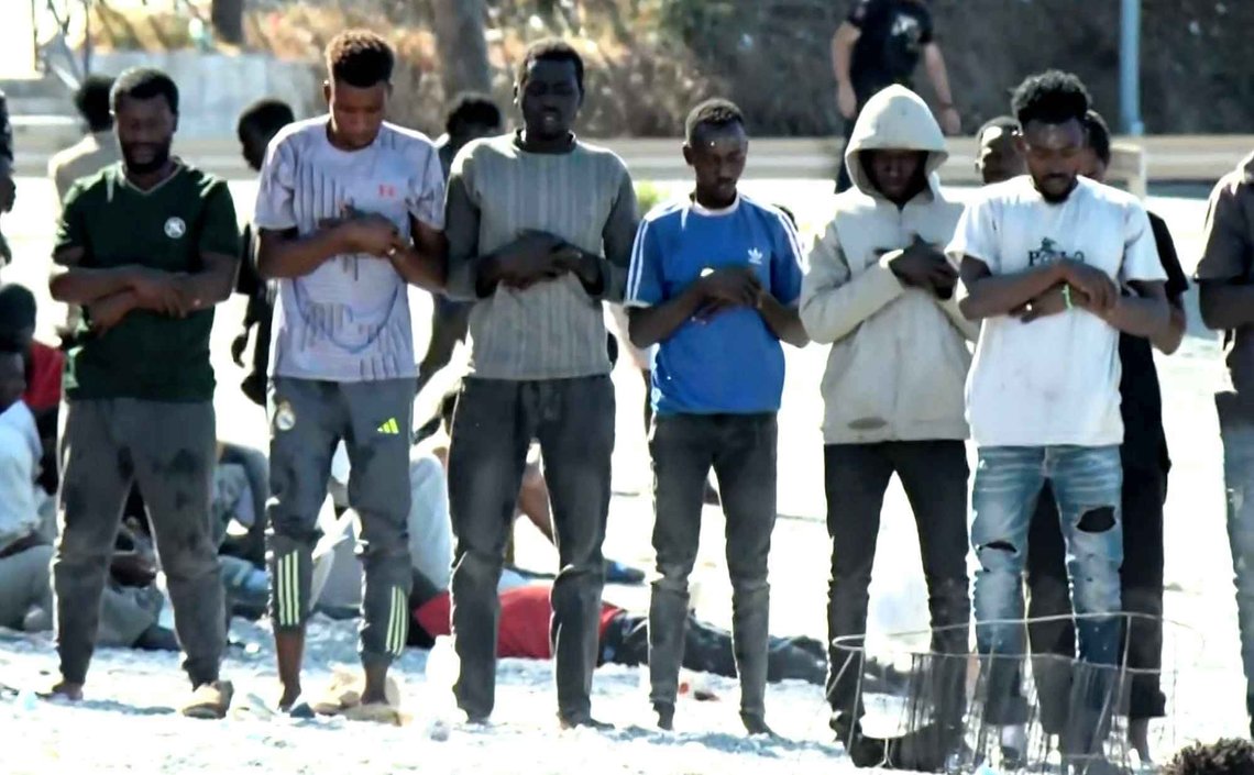 Islamsk fredagsbønn på stranden i Ceuta etter stormingen av grensen forrige uke. (Illustrasjonsfoto: Stillbilde fra video/El Español) Islamsk fredagsbønn på stranden i Ceuta etter stormingen av grensen forrige uke. (Illustrasjonsfoto: Stillbilde fra video/El Español)