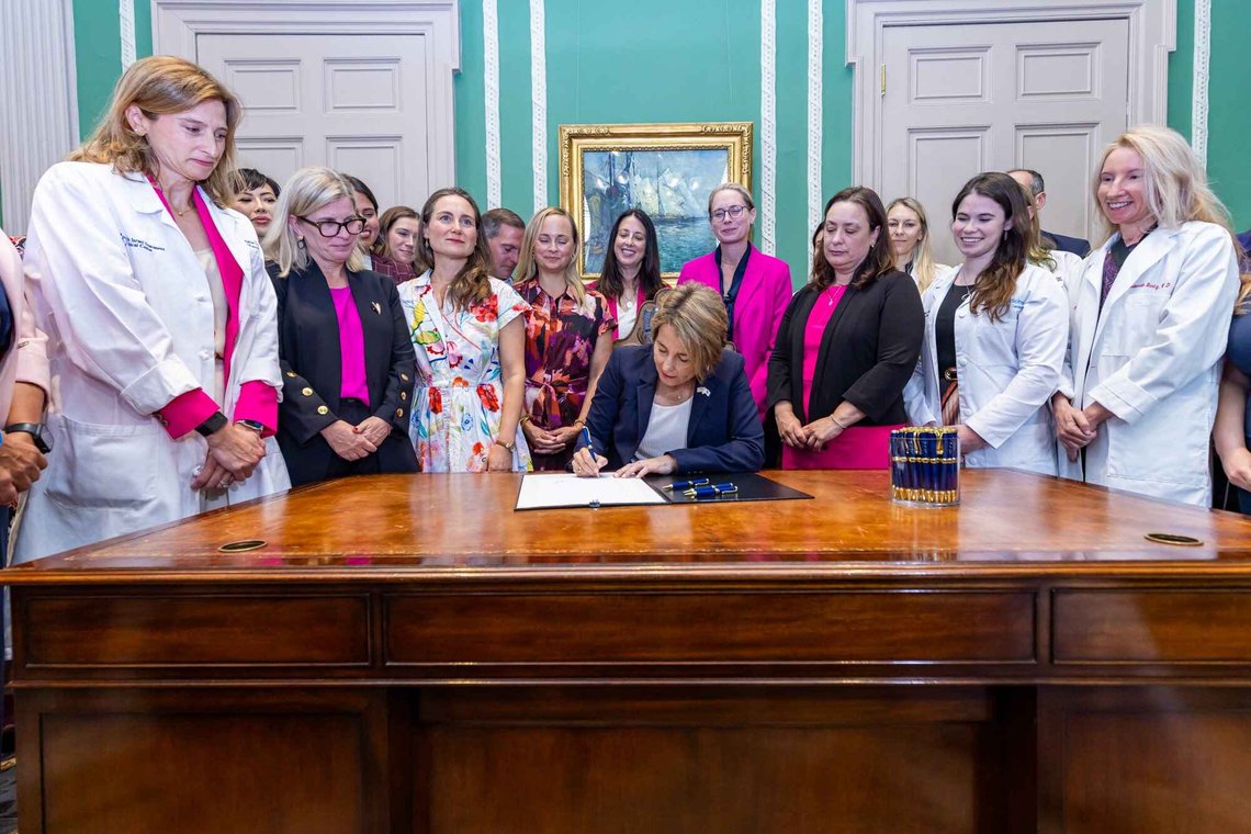 Kvinner smiler og applauderer mens Massachusetts-guvernør Maura Healey undertegner loven som åpner for abort helt frem til fødselen. Foto: @MassGovernor / X Kvinner smiler og applauderer mens Massachusetts-guvernør Maura Healey undertegner loven som åpner for abort helt frem til fødselen. Foto: @MassGovernor / X