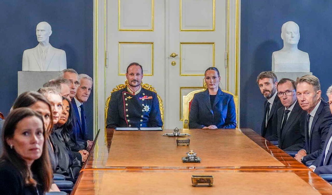 Kong Haakon VIII og kronprinsesse Ingrid Alexandra i ekstraordinært statsråd på Slottet i Oslo den 28. august 2026. Foto: Lise Åserud / NTB. Kong Haakon VIII og kronprinsesse Ingrid Alexandra i ekstraordinært statsråd på Slottet i Oslo den 28. august 2026. Foto: Lise Åserud / NTB.