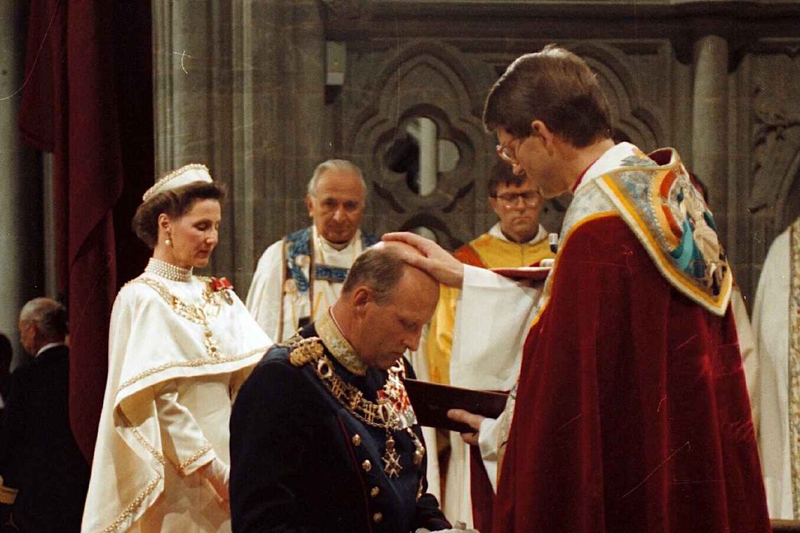 Kong Harald og dronning Sonja signes av biskop Finn Wagle i Nidarosdomen i Trondheim den 23. juni 1991. Foto: Knut Falch / NTB. Kong Harald og dronning Sonja signes av biskop Finn Wagle i Nidarosdomen i Trondheim den 23. juni 1991. Foto: Knut Falch / NTB.