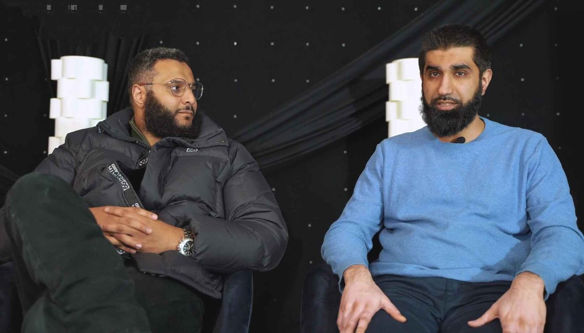 Mohammed Hijab og Fahad Qureshi. Mohammed Hijab er en britisk islamsk forkynner og YouTuber som regnes som svært kontroversiell, og han har direkte tilknytning til Qureshi og Islam Net.
Han har opptrådt sammen med Qureshi, blant annet i podcasten SALAMCast, og har også talt på et Islam Net-arrangement i Oslo. Stortingsrepresentant Kjell Ingolf Ropstad (KrF) reagerte på denne talen og hevdet den legitimerte vold. Hijab avviste påstanden og krevde unnskyldning fra Ropstad for det han kalte injurierende og feilaktig fremstilling.
Av annen kontroversiell bakgrunn: Hijab er nektet innreise til Nederland i 2025 på grunn av bekymringer om hatprat, riktignok senere opphevet av en domstol i Haag. Et foredrag ved Trinity College Dublin ble avlyst i 2023 av sikkerhetshensyn, etter kritikk for hans holdninger til feminisme og LHBT-rettigheter og hans tilknytning til Andrew Tate. Et planlagt foredrag i Canada ble avlyst i 2025 etter bekymringer om hatprat fra lokale myndigheter. Under uroen i Leicester i 2022 ble han filmet mens han omtalte hinduer nedsettende, og han er senere omtalt som en pådriver for uroen der. I august 2025 tapte han et injuriesøksmål mot Douglas Murray og The Spectator, der en britisk dommer slo fast at artikkelen som beskrev ham som en som forsterket spenningene i Leicester, var «i det vesentlige sann», og at Hijab løy om sentrale spørsmål i saken.
Han har også vært involvert i flere opphetede debatter om Israel-Palestina-konflikten, blant annet med rabbiner Shmuley Boteach og jusprofessor Alan Dershowitz, som han kalte en «pervert» på direkten.
Foto: Wikimedia Commons Mohammed Hijab og Fahad Qureshi. Mohammed Hijab er en britisk islamsk forkynner og YouTuber som regnes som svært kontroversiell, og han har direkte tilknytning til Qureshi og Islam Net.
Han har opptrådt sammen med Qureshi, blant annet i podcasten SALAMCast, og har også talt på et Islam Net-arrangement i Oslo. Stortingsrepresentant Kjell Ingolf Ropstad (KrF) reagerte på denne talen og hevdet den legitimerte vold. Hijab avviste påstanden og krevde unnskyldning fra Ropstad for det han kalte injurierende og feilaktig fremstilling.
Av annen kontroversiell bakgrunn: Hijab er nektet innreise til Nederland i 2025 på grunn av bekymringer om hatprat, riktignok senere opphevet av en domstol i Haag. Et foredrag ved Trinity College Dublin ble avlyst i 2023 av sikkerhetshensyn, etter kritikk for hans holdninger til feminisme og LHBT-rettigheter og hans tilknytning til Andrew Tate. Et planlagt foredrag i Canada ble avlyst i 2025 etter bekymringer om hatprat fra lokale myndigheter. Under uroen i Leicester i 2022 ble han filmet mens han omtalte hinduer nedsettende, og han er senere omtalt som en pådriver for uroen der. I august 2025 tapte han et injuriesøksmål mot Douglas Murray og The Spectator, der en britisk dommer slo fast at artikkelen som beskrev ham som en som forsterket spenningene i Leicester, var «i det vesentlige sann», og at Hijab løy om sentrale spørsmål i saken.
Han har også vært involvert i flere opphetede debatter om Israel-Palestina-konflikten, blant annet med rabbiner Shmuley Boteach og jusprofessor Alan Dershowitz, som han kalte en «pervert» på direkten.
Foto: Wikimedia Commons
