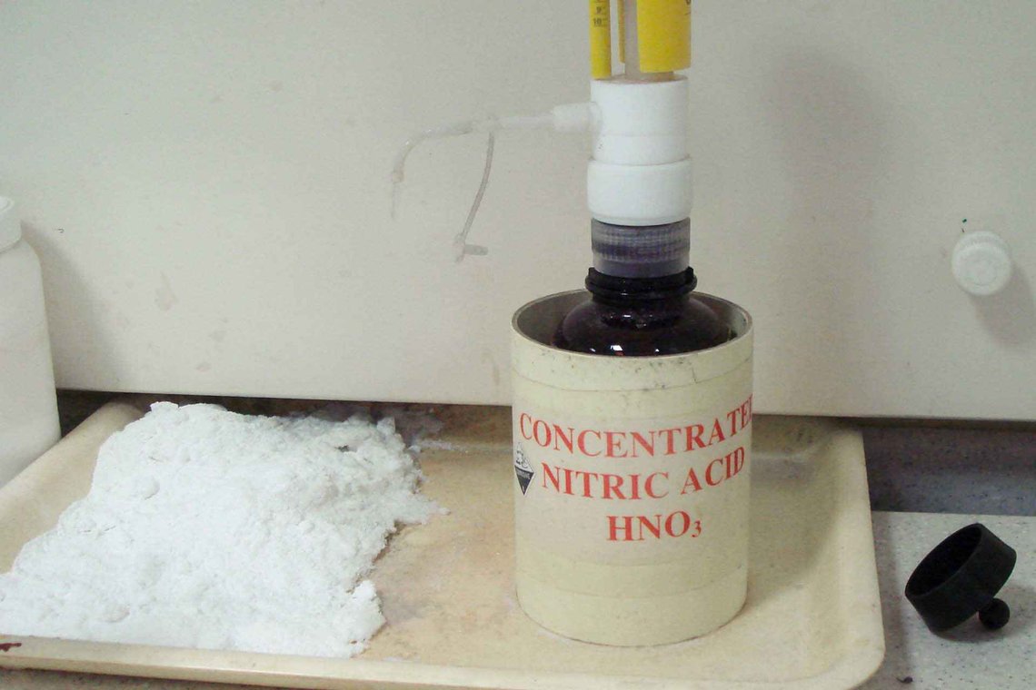 HNO₃. Foto: Liam Skoda, Wikimedia Commons HNO₃. Foto: Liam Skoda, Wikimedia Commons