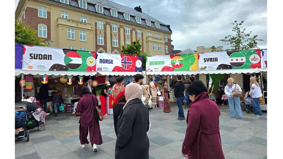 Markedsdag i Trondheim anno 2026. Midt i sentrum av Norges gamle hovedstad kan man skimte et norsk flagg inneklemt mellom flagg fra Sudan og Burma. Foto: Bente Haarstad Markedsdag i Trondheim anno 2026. Midt i sentrum av Norges gamle hovedstad kan man skimte et norsk flagg inneklemt mellom flagg fra Sudan og Burma. Foto: Bente Haarstad