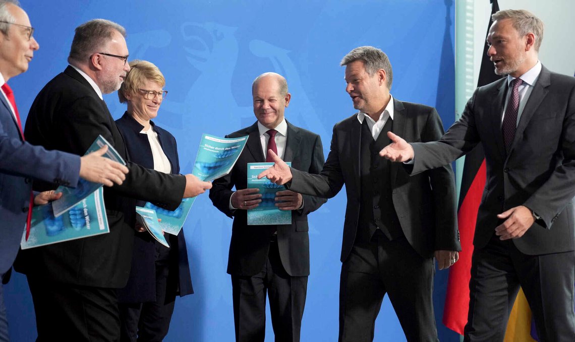 Veronika Grimm var økonomisk rådgiver også for Scholz-regjeringen. Her i oktober 2022 står hun ved siden av forbundskansler Olaf Scholz, klimaminister Robert Habeck og finansminister Christian Lindner under utdelingen av en rapport om naturgass. Foto: AP /Michael Sohn/ NTB Veronika Grimm var økonomisk rådgiver også for Scholz-regjeringen. Her i oktober 2022 står hun ved siden av forbundskansler Olaf Scholz, klimaminister Robert Habeck og finansminister Christian Lindner under utdelingen av en rapport om naturgass. Foto: AP /Michael Sohn/ NTB