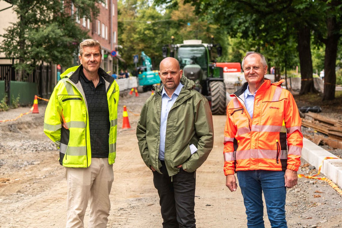 Oslo 20260729.
F.v. Sverre Huse-Fagerlie, fagsjef for bærekraft, klima og miljø i Maskinentreprenørenes Forbund, stortingsrepresentant og transportpolitisk talsperson Geir Inge Lien (Sp) og Frode Tangsveen, daglig leder i Brødrene Gulbrandsen AS.
Foto: Thomas Fure / NTB Oslo 20260729.
F.v. Sverre Huse-Fagerlie, fagsjef for bærekraft, klima og miljø i Maskinentreprenørenes Forbund, stortingsrepresentant og transportpolitisk talsperson Geir Inge Lien (Sp) og Frode Tangsveen, daglig leder i Brødrene Gulbrandsen AS.
Foto: Thomas Fure / NTB