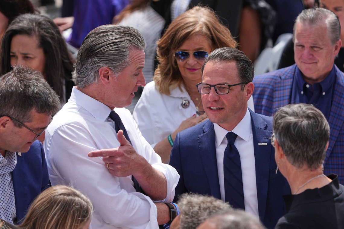 Gavin Newsom (D) liker å stille i oppbrettede skjorter for å late som han jobber hardt. Her snakker med Josh Shapiro (D), guvernør i Pennsylvania, under innvielsen av Obama Presidential Center torsdag 18. juni 2026 i Chicago. Foto: AP /Jeff Roberson/ NTB Gavin Newsom (D) liker å stille i oppbrettede skjorter for å late som han jobber hardt. Her snakker med Josh Shapiro (D), guvernør i Pennsylvania, under innvielsen av Obama Presidential Center torsdag 18. juni 2026 i Chicago. Foto: AP /Jeff Roberson/ NTB