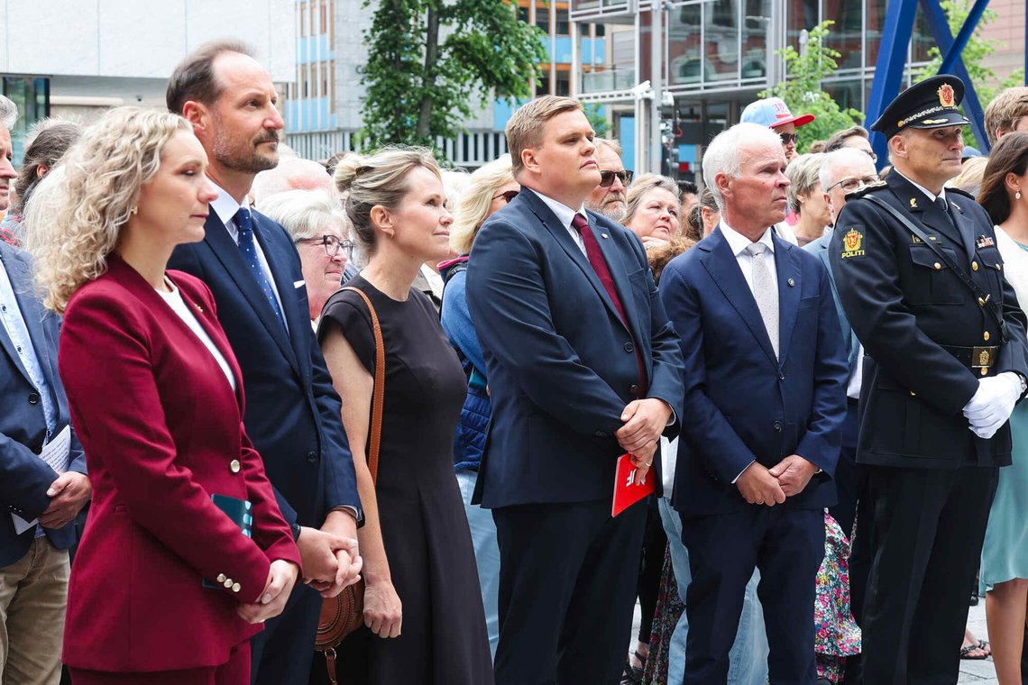 22. juli har fått en prominent plass både i og foran det nye Regjeringskvartalet. 22. juli fungerer som en ritus for det nye Norge. Plassen bak er utsmykket av den palestinske kunstneren som hyllet Hamas 7. oktober. Ingenting er tilfeldig. Oslo 20260719.
f.v. Digitaliserings- og forvaltningsminister Karianne Tung, Kronprins Haakon, ordfører i Oslo Anne Lindboe, AUF-leder Gaute Skjervø og statsforvalter Jan Tore Sanner under åpningen av det nasjonale minnestedet etter terrorangrepet 22. juli på Johan Nygaardsvolds plass i regjeringskvartalet.
Foto: Jan Langhaug / NTB 22. juli har fått en prominent plass både i og foran det nye Regjeringskvartalet. 22. juli fungerer som en ritus for det nye Norge. Plassen bak er utsmykket av den palestinske kunstneren som hyllet Hamas 7. oktober. Ingenting er tilfeldig. Oslo 20260719.
f.v. Digitaliserings- og forvaltningsminister Karianne Tung, Kronprins Haakon, ordfører i Oslo Anne Lindboe, AUF-leder Gaute Skjervø og statsforvalter Jan Tore Sanner under åpningen av det nasjonale minnestedet etter terrorangrepet 22. juli på Johan Nygaardsvolds plass i regjeringskvartalet.
Foto: Jan Langhaug / NTB