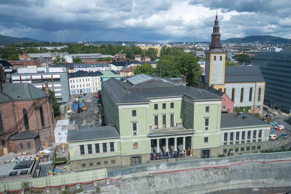 Oslo 20260821.
Gamle Deichmanske bibliotek fotografert fra A-blokka ved siden av regjeringskvartalet. Det gamle bibliotekbygget skal fylles med fotomuseum, fire spisesteder, to barer og flere uteserveringer. Bak til høyre er Svenska Margaretakyrkan (Svenska kyrkan).
Foto: Heiko Junge / NTB Oslo 20260821.
Gamle Deichmanske bibliotek fotografert fra A-blokka ved siden av regjeringskvartalet. Det gamle bibliotekbygget skal fylles med fotomuseum, fire spisesteder, to barer og flere uteserveringer. Bak til høyre er Svenska Margaretakyrkan (Svenska kyrkan).
Foto: Heiko Junge / NTB
