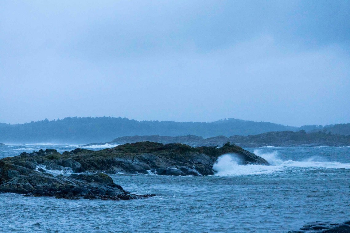 Lillesand 20251004.
Lørdag morgen ved Høvåg i Lillesand kommune, har flere hundre husstander mistet strømmen som her ved Ulvøysund der det blåser kraftig og sjøen er sterk.
Foto: Tor Erik Schrøder / NTB Lillesand 20251004.
Lørdag morgen ved Høvåg i Lillesand kommune, har flere hundre husstander mistet strømmen som her ved Ulvøysund der det blåser kraftig og sjøen er sterk.
Foto: Tor Erik Schrøder / NTB