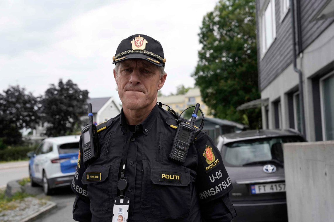 Oslo 20260815.
Innsatsleder Nicolai Bakke Henden informerer om situasjonen på Lindeberg i Oslo hvor en mann er skutt av politiet i forbindelse med en trusselsituasjon. Personen som er skutt er kjørt til legevakt med uavklarte skader i følge politiet.
Foto: Terje Bendiksby / NTB Oslo 20260815.
Innsatsleder Nicolai Bakke Henden informerer om situasjonen på Lindeberg i Oslo hvor en mann er skutt av politiet i forbindelse med en trusselsituasjon. Personen som er skutt er kjørt til legevakt med uavklarte skader i følge politiet.
Foto: Terje Bendiksby / NTB