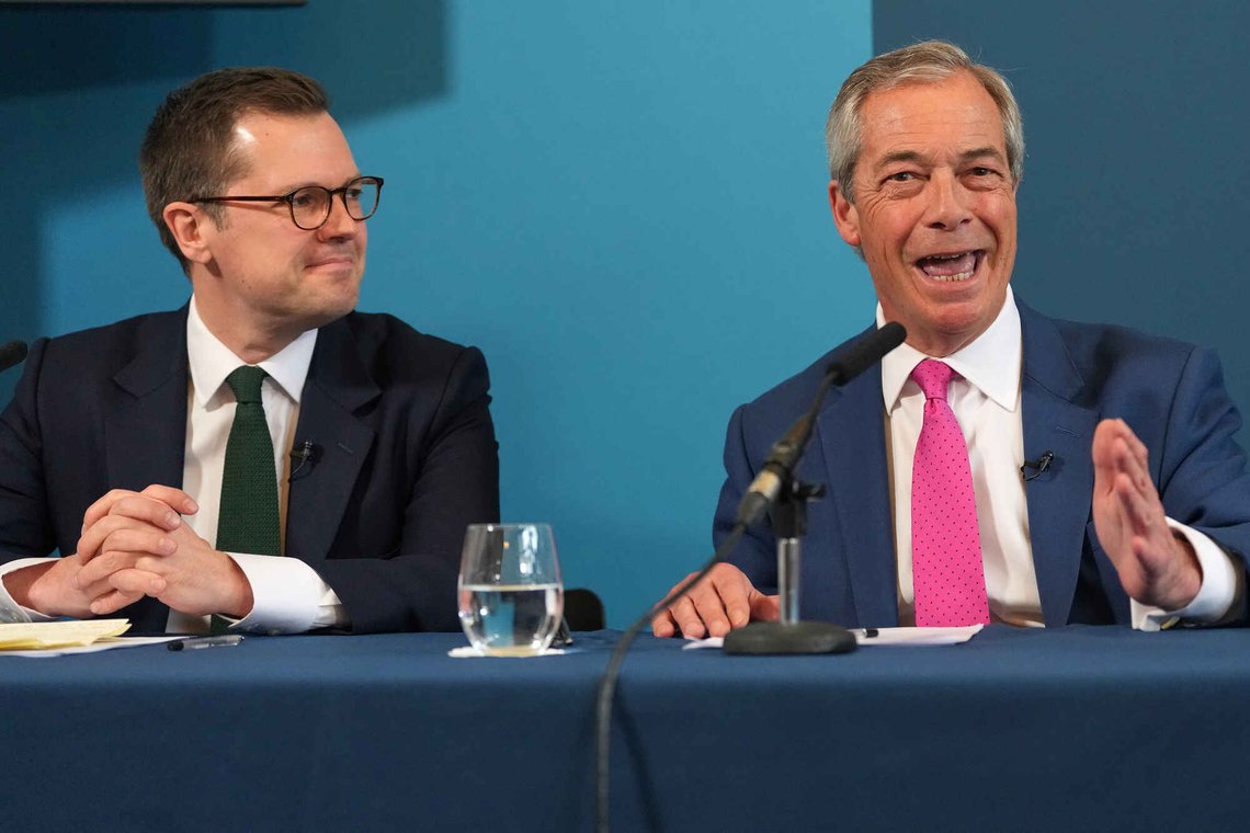 Reform UK-leder Nigel Farage taler på en pressekonferanse sammen med Robert Jenrick, Reforms skyggefinansminister og finanspolitiske talsmann. Foto: AP /Kirsty Wigglesworth/ NTB Reform UK-leder Nigel Farage taler på en pressekonferanse sammen med Robert Jenrick, Reforms skyggefinansminister og finanspolitiske talsmann. Foto: AP /Kirsty Wigglesworth/ NTB