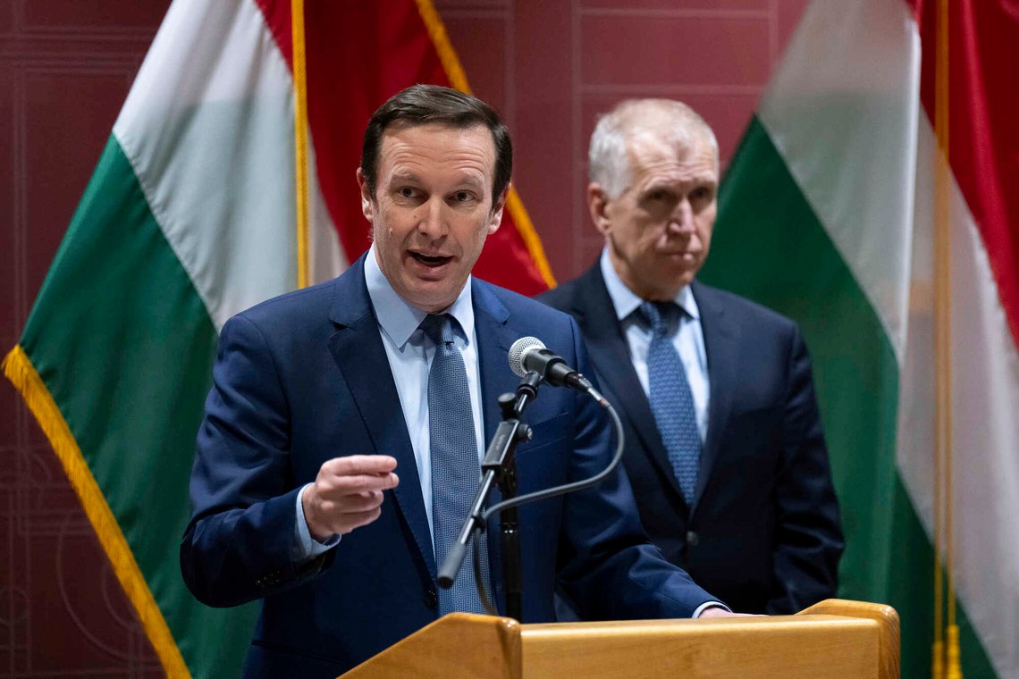 Senator Chris Murphy (D) besøkte Budapest i februar 2024 for å legge press på Viktor Orbáns regjering siden Ungarn ikke var villige til å ratifisere Sveriges søknad om medlemskap i NATO. Foto: AP /Denes Erdos/ NTB Senator Chris Murphy (D) besøkte Budapest i februar 2024 for å legge press på Viktor Orbáns regjering siden Ungarn ikke var villige til å ratifisere Sveriges søknad om medlemskap i NATO. Foto: AP /Denes Erdos/ NTB