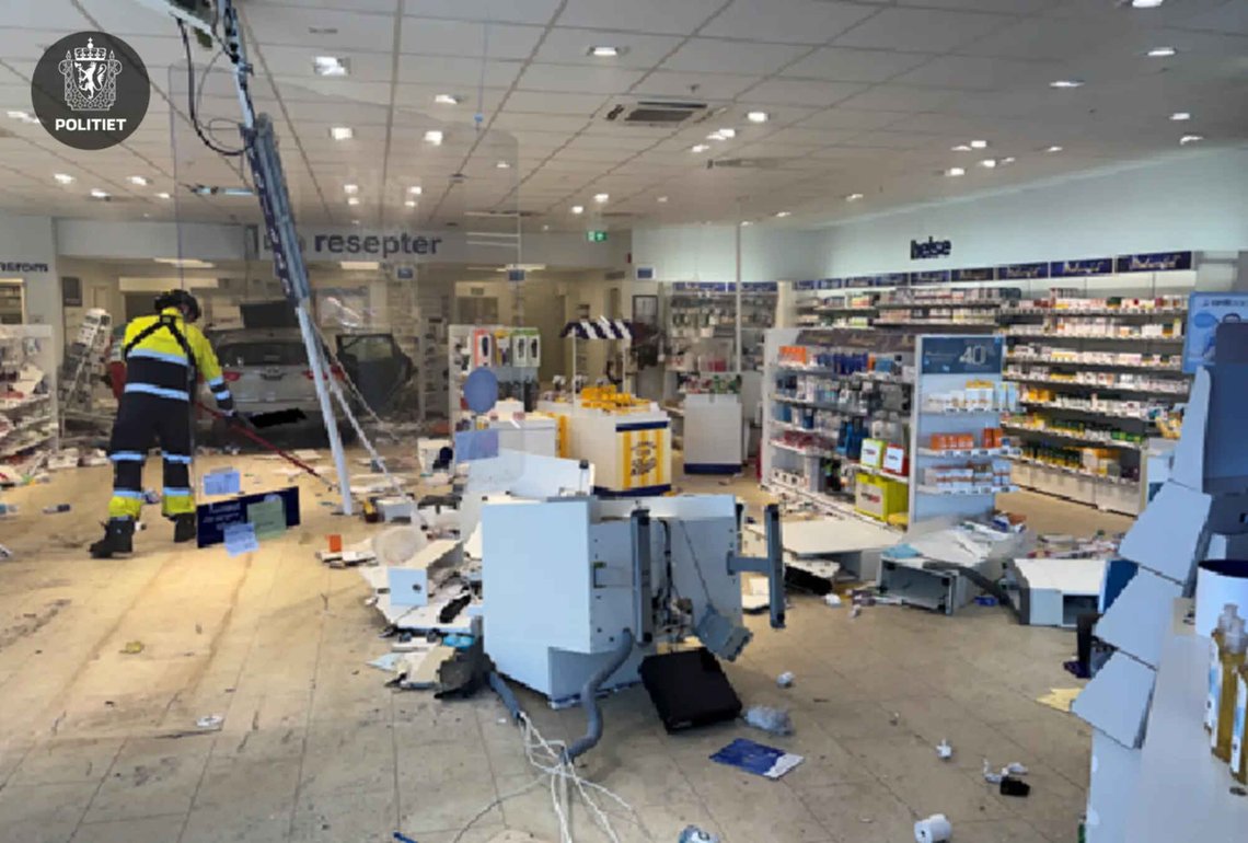 En kvinne i 50-årene har kjørt inn i et apotek i Sarpsborg.
Foto: Politiet / Handout / NTB En kvinne i 50-årene har kjørt inn i et apotek i Sarpsborg.
Foto: Politiet / Handout / NTB