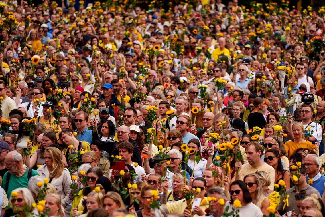 Oslo 20250831.
Rundt 30.000 samlet seg søndag på Youngstorget for å gå i rosetog for Tamima Nibras Juhar (34), som ble drept på Kampen i Oslo.
Foto: Javad Parsa / NTB Oslo 20250831.
Rundt 30.000 samlet seg søndag på Youngstorget for å gå i rosetog for Tamima Nibras Juhar (34), som ble drept på Kampen i Oslo.
Foto: Javad Parsa / NTB