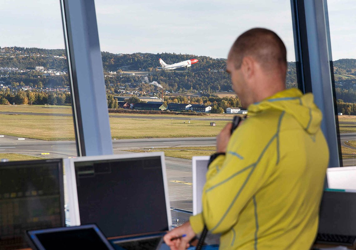 Værnes, Norge 20161005.
Flygeleder i flytårnet på Værnes.
En flygeleder overvåker og dirigerer flytrafikken i og rundt Norge.
Foto: Gorm Kallestad / NTB
NB! Modellklarert til redaksjonell bruk. Værnes, Norge 20161005.
Flygeleder i flytårnet på Værnes.
En flygeleder overvåker og dirigerer flytrafikken i og rundt Norge.
Foto: Gorm Kallestad / NTB
NB! Modellklarert til redaksjonell bruk.