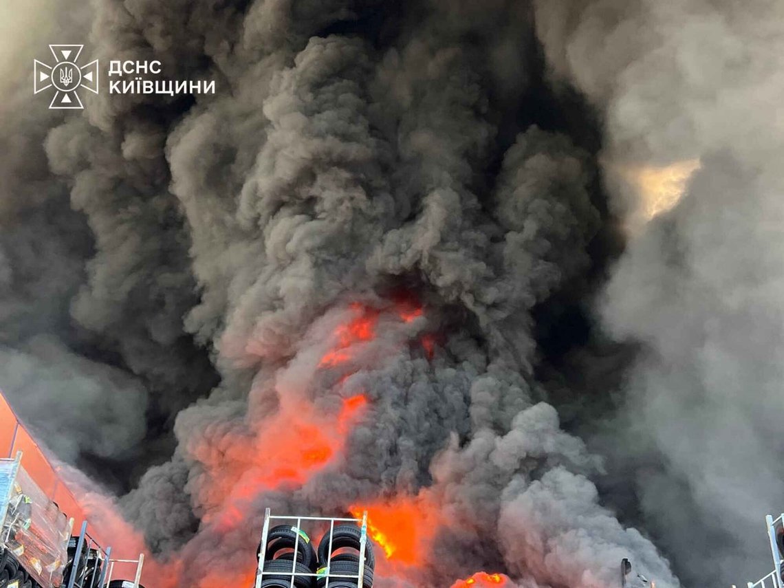 Brannfolk forsøker desperat å slukke brannen. Foto: Ukrainian Emergency Service via AP/NTB Brannfolk forsøker desperat å slukke brannen. Foto: Ukrainian Emergency Service via AP/NTB