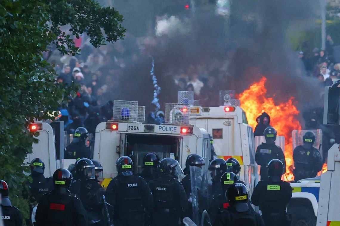 Politiet forsøkte å spre demonstranter i nærheten av Newtownabbey i Belfast, Nord-Irland, onsdag 10. juni 2026, to dager etter knivstikkingen av Stephen Ogilvie. Foto: AP /Peter Morrison/ NTB Politiet forsøkte å spre demonstranter i nærheten av Newtownabbey i Belfast, Nord-Irland, onsdag 10. juni 2026, to dager etter knivstikkingen av Stephen Ogilvie. Foto: AP /Peter Morrison/ NTB