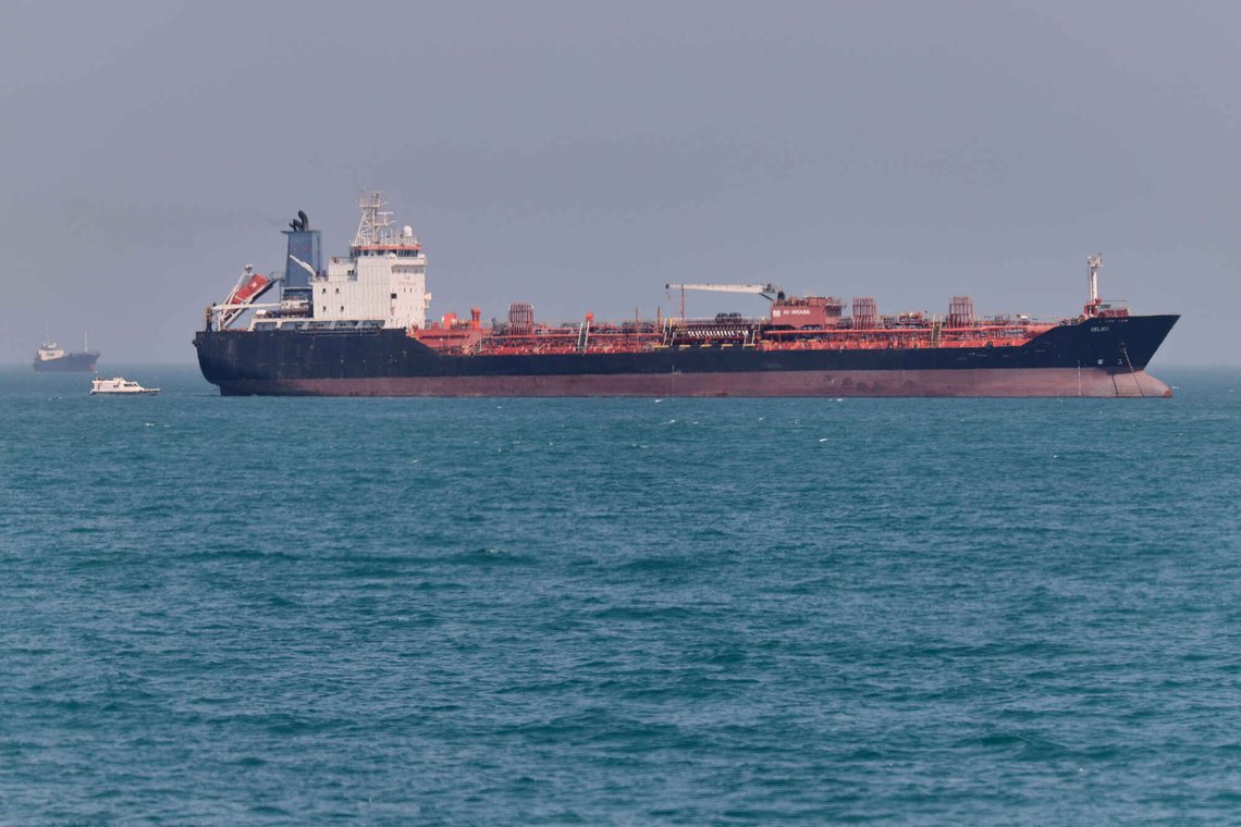 Et oljetankskip ligger for anker i Hormuz-stredet utenfor Bandar Abbas i Iran den 2. mai 2026. Foto: Amirhosein Khorgooi / ISNA via AP / NTB. Et oljetankskip ligger for anker i Hormuz-stredet utenfor Bandar Abbas i Iran den 2. mai 2026. Foto: Amirhosein Khorgooi / ISNA via AP / NTB.