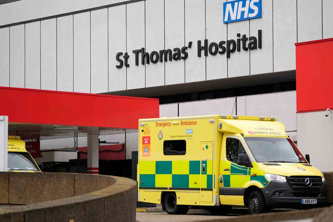 En ambulanse står og venter utenfor St. Thomas-sykehuset i London. Foto: Alastair Grant, AP-NTB. En ambulanse står og venter utenfor St. Thomas-sykehuset i London. Foto: Alastair Grant, AP-NTB.