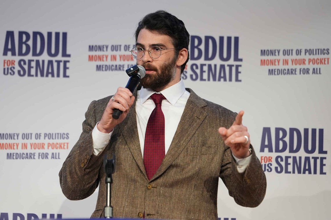 Den radikale streameren Hasan Piker har blant annet støttet Abdul El-Sayed, en kandidat fra det ytterste venstre som vant Demokratenes primærvalg til det amerikanske senatet i Michigan i april. Foto: AP /Julia Demaree Nikhinson/ NTB Den radikale streameren Hasan Piker har blant annet støttet Abdul El-Sayed, en kandidat fra det ytterste venstre som vant Demokratenes primærvalg til det amerikanske senatet i Michigan i april. Foto: AP /Julia Demaree Nikhinson/ NTB