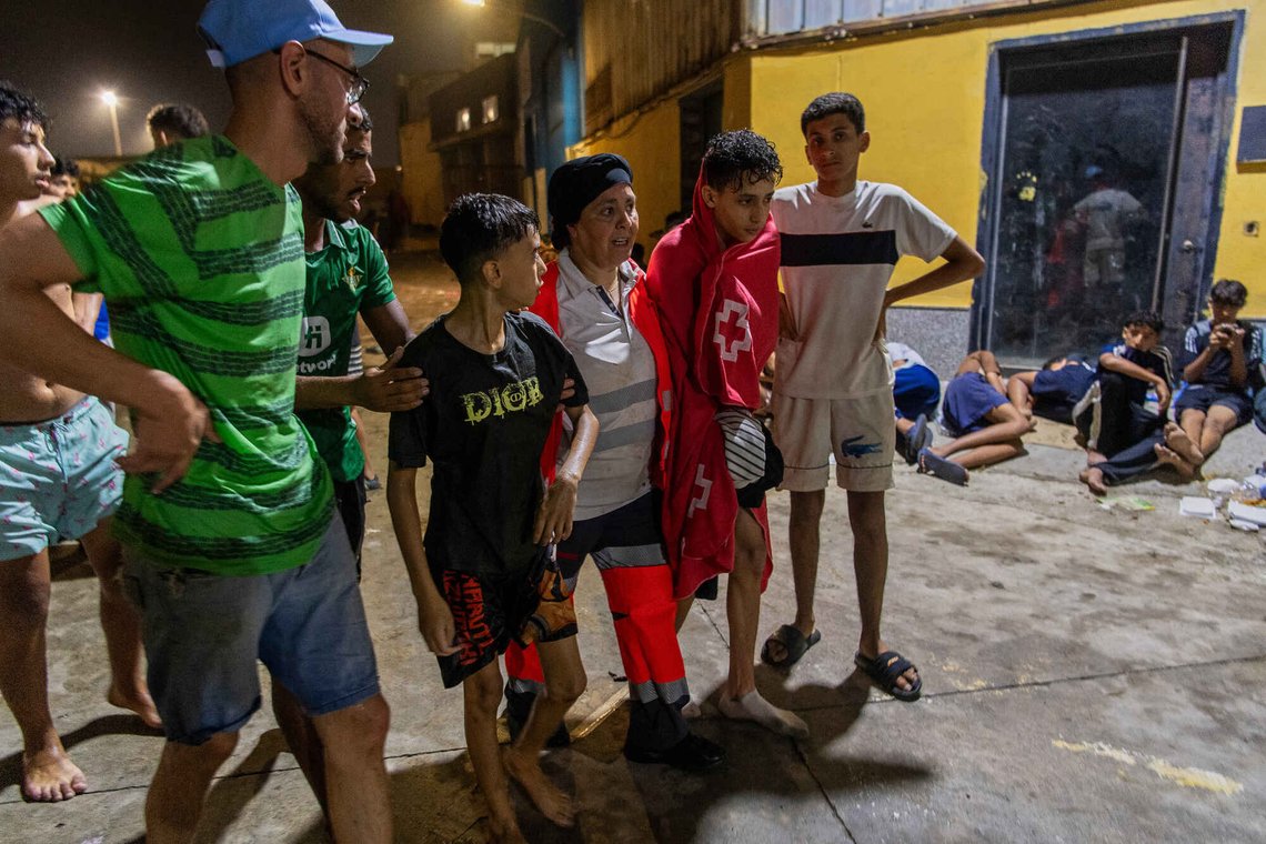 Uledsagede mindreårige som har krysset grensen til Spania fra Marokko, tilbringer natten på gaten i den spanske enklaven Ceuta de 31. juli 2026. Foto: Antonio Sempere / AP / NTB. Uledsagede mindreårige som har krysset grensen til Spania fra Marokko, tilbringer natten på gaten i den spanske enklaven Ceuta de 31. juli 2026. Foto: Antonio Sempere / AP / NTB.