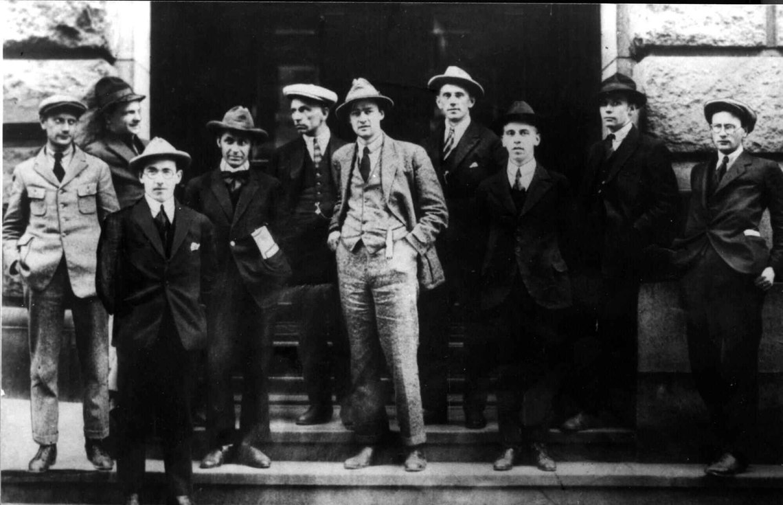 Einar Gerhardsen ytterst t.v. sammen med en rekke av de ledende folk i Arbeiderpartiet i 1920-årene. På bildet gjenkjennes bl.a. Martin Tranmæl (nr.5 fra v.) og Oscar Torp (nr. 7 fra v.)
Arkivfoto: NTB Einar Gerhardsen ytterst t.v. sammen med en rekke av de ledende folk i Arbeiderpartiet i 1920-årene. På bildet gjenkjennes bl.a. Martin Tranmæl (nr.5 fra v.) og Oscar Torp (nr. 7 fra v.)
Arkivfoto: NTB