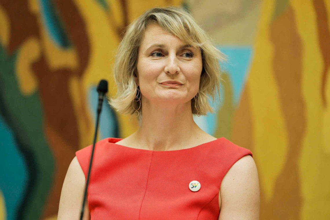 Oslo 20260607.
Marthe Hammer (SV) under pressekonferansen med Arbeiderpartiet, SV, Rødt, Senterpartiet og MDG. Etter forhandling om revidert nasjonalbudsjett nær to døgn på overtid har partiene innkalt til pressekonferanse i vandrehallen på Stortinget.
Foto: Jonas Been Henriksen / NTB Oslo 20260607.
Marthe Hammer (SV) under pressekonferansen med Arbeiderpartiet, SV, Rødt, Senterpartiet og MDG. Etter forhandling om revidert nasjonalbudsjett nær to døgn på overtid har partiene innkalt til pressekonferanse i vandrehallen på Stortinget.
Foto: Jonas Been Henriksen / NTB
