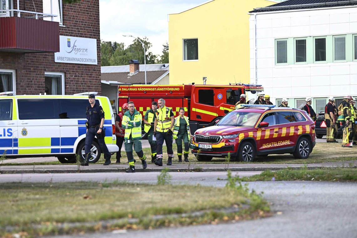 Politi og redningspersonell utenfor Brinellskolan under en stor redningsaksjon etter at en mann med et sverd skal ha skadet flere personer på skolen i Fagersta, Sverige, 21. august 2026. Foto: Fredrik Sandberg, TT-NTB. Politi og redningspersonell utenfor Brinellskolan under en stor redningsaksjon etter at en mann med et sverd skal ha skadet flere personer på skolen i Fagersta, Sverige, 21. august 2026. Foto: Fredrik Sandberg, TT-NTB.