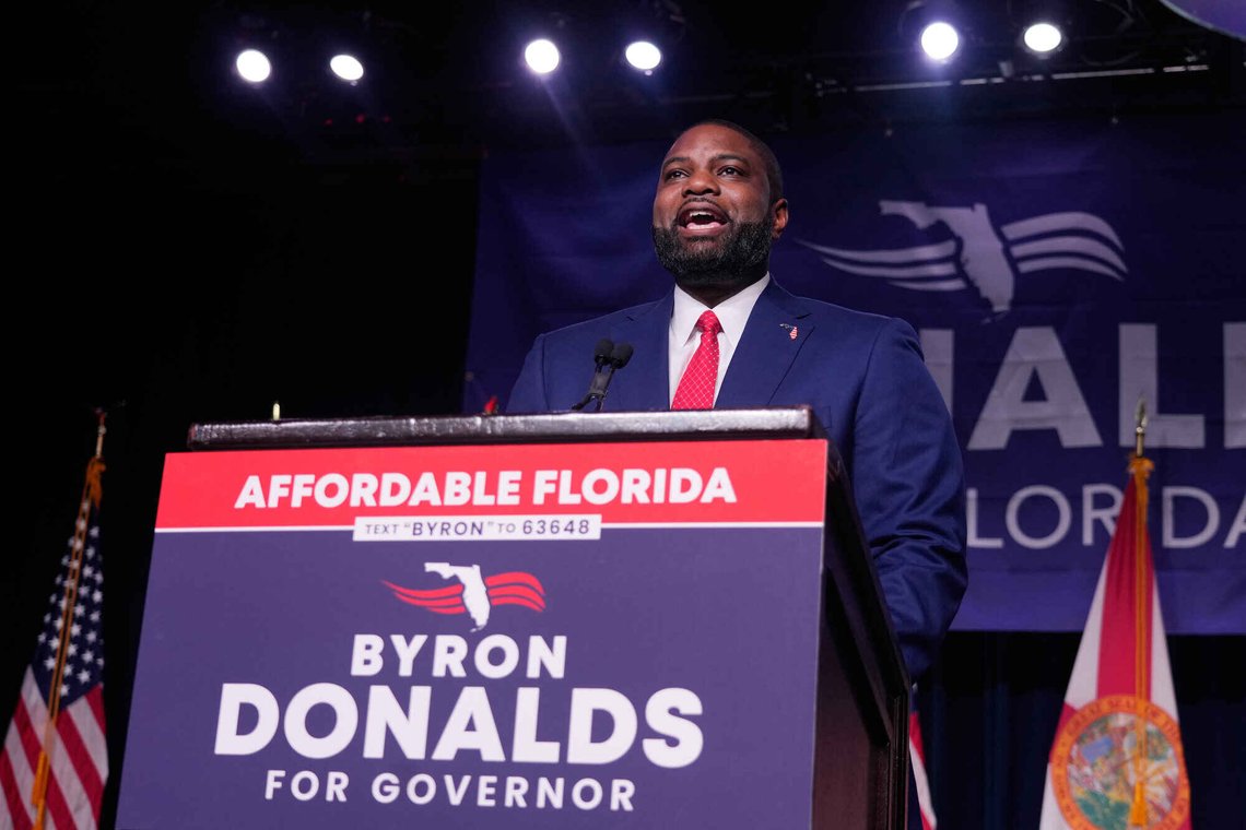 Byron Donalds, som ble støttet av president Trump, ble Republikanernes representant til å overta som guvernør etter Ron DeSantis. Foto: AP /John Raoux/ NTB Byron Donalds, som ble støttet av president Trump, ble Republikanernes representant til å overta som guvernør etter Ron DeSantis. Foto: AP /John Raoux/ NTB