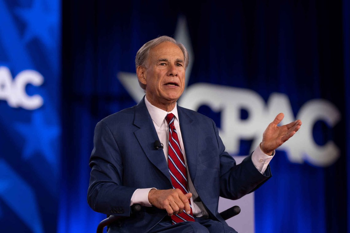 Texas-guvernør Greg Abbott holder tale på CPAC i Dallas, 27. mars 2026. Abbott er ikke fornøyd med at islamske vaskestasjoner sprer seg på flyplassene i Texas. Foto: AP /Gabriela Passos/ NTB Texas-guvernør Greg Abbott holder tale på CPAC i Dallas, 27. mars 2026. Abbott er ikke fornøyd med at islamske vaskestasjoner sprer seg på flyplassene i Texas. Foto: AP /Gabriela Passos/ NTB