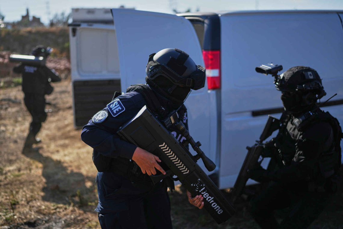Officers of Michoacan state's Specialized Investigation Subsecretariat use an anti-drone signal jammer during a demonstration for the press in Morelia, Mexico, Wednesday, March 26, 2025. (AP Photo/Eduardo Verdugo) Officers of Michoacan state's Specialized Investigation Subsecretariat use an anti-drone signal jammer during a demonstration for the press in Morelia, Mexico, Wednesday, March 26, 2025. (AP Photo/Eduardo Verdugo)
