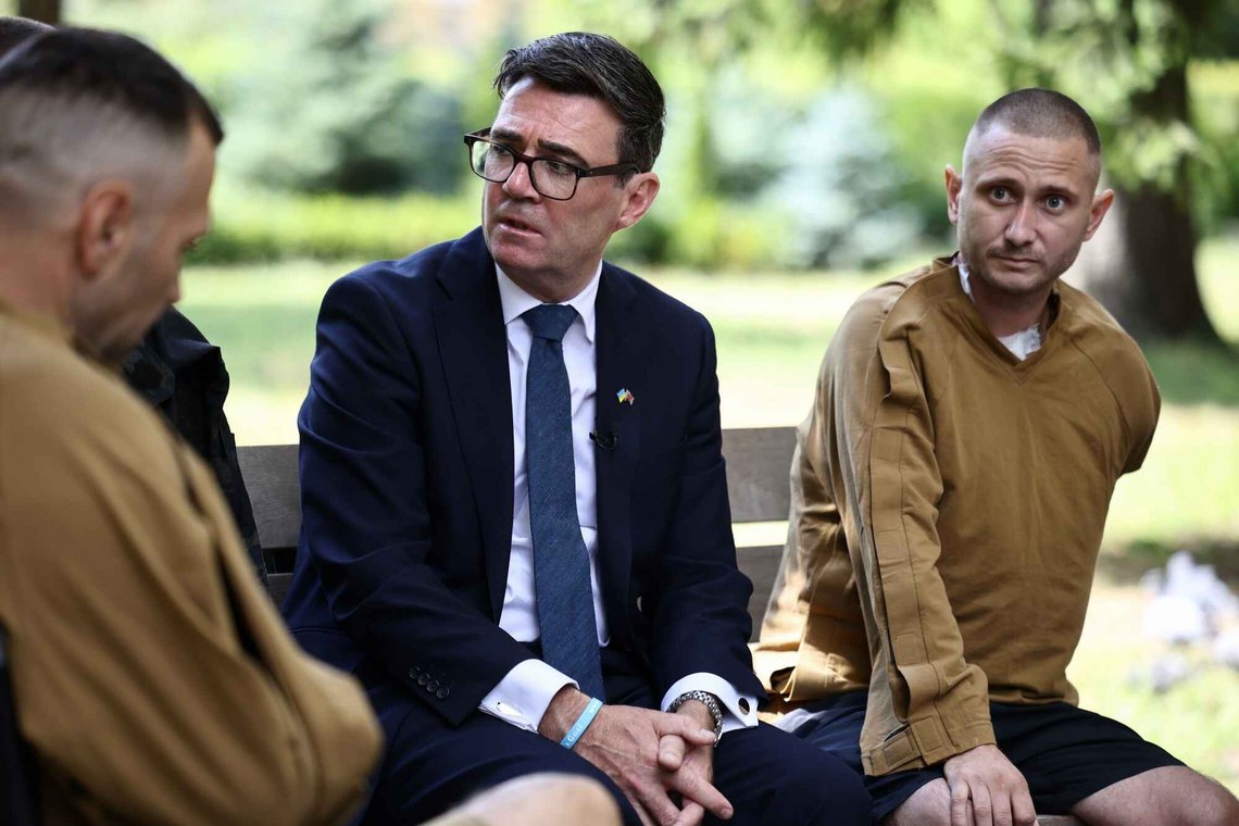 Storbritannias statsminister Andy Burnham snakker med pasienter ved ankomsten til det sentrale militærsykehuset i Kyiv, som støttes av britiske David Nott Foundation. Samtidig som Labour støtter Ukrainas krigføring, pågår en tilnærming til EU. Foto: Henry Nicholls /Poolfoto via AP/ NTB Storbritannias statsminister Andy Burnham snakker med pasienter ved ankomsten til det sentrale militærsykehuset i Kyiv, som støttes av britiske David Nott Foundation. Samtidig som Labour støtter Ukrainas krigføring, pågår en tilnærming til EU. Foto: Henry Nicholls /Poolfoto via AP/ NTB