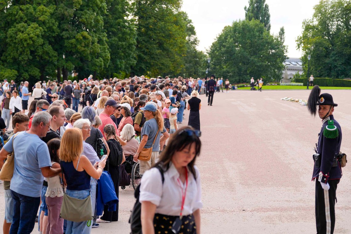 Mange mennesker har samlet seg på Slottsplassen i forbindelse med at kongens helsetilstand har blitt verre. Kong Harald innlagt på Rikshospitalet. Foto: Lise Åserud / NTB Mange mennesker har samlet seg på Slottsplassen i forbindelse med at kongens helsetilstand har blitt verre. Kong Harald innlagt på Rikshospitalet. Foto: Lise Åserud / NTB
